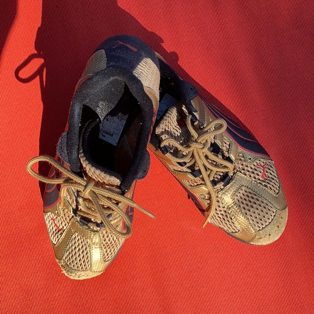 Puma Gold/Blk tennis shoe sz 7 well worn!